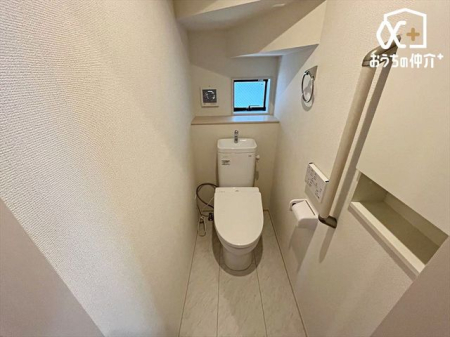 トイレ シンプルな内装のスッキリとしたトイレです。お手入れやお掃除が、簡単にできるシンプルなデザインのトイレです。