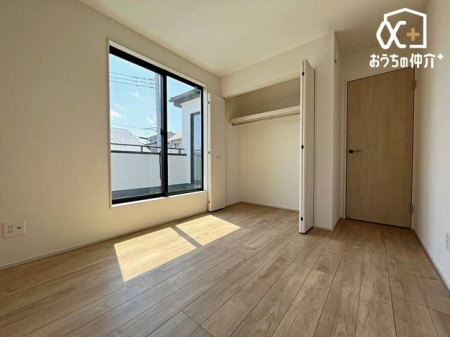 子供部屋 バルコニーに面した明るい子供部屋です。