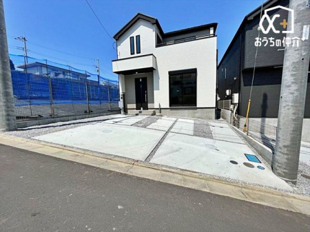  駐車場は並列で2台駐車可能です。車通りは少なく、お車の出し入れも落ち着いてできるゆったりとした環境です。