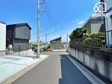 現地外観写真 車通りの少ない落ち着いた環境。お車の出し入れも落ち着いてできる、ゆったりとした環境です。現地にて是非環境をお確かめください。