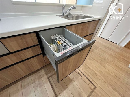 キッチン ビルトイン食洗機付きシステムキッチン。最新設備で調理時間も快適です。