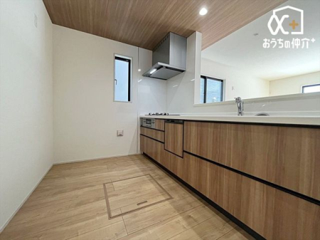 キッチン 家族と会話を楽しめるキッチンです。すぐそばにいるから、会話も自然とはずみます。また、リビングの様子がわかるので安心して作業に集中できますね。