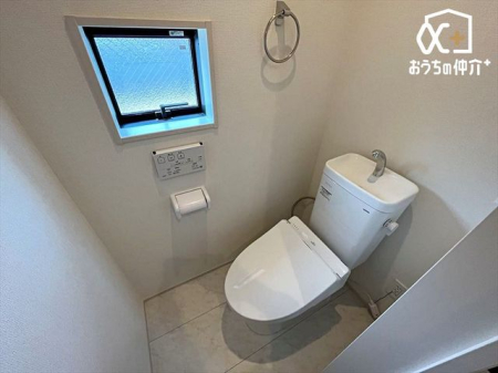 トイレ シンプルな内装のスッキリとしたトイレです。お手入れやお掃除が、簡単にできるシンプルなデザインのトイレです。