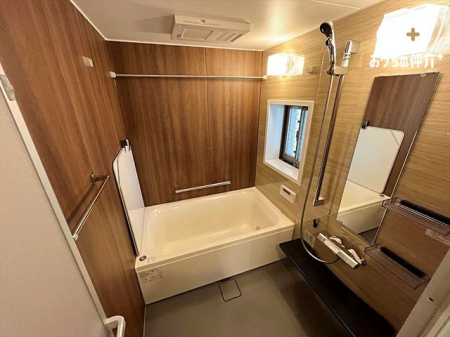 浴室 落ち着きのある空間でリラックスバスタイム。バスタブにつかって寛ぎながら心と体をリフレッシュ。一日の疲れを癒してくれる清潔感のあるバスルーム。