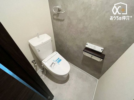 トイレ シンプルな内装のスッキリとしたトイレです。お手入れやお掃除が、簡単にできるシンプルなデザインのトイレです。