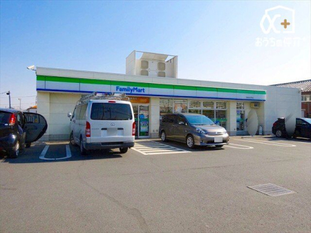 周辺環境 ファミリーマート西東京谷戸町店 徒歩8分。24時間営業なので急なお買い物にも便利です。お弁当やホットスナック、カフェなどドリンクも販売しています。駐車場：あり 600m