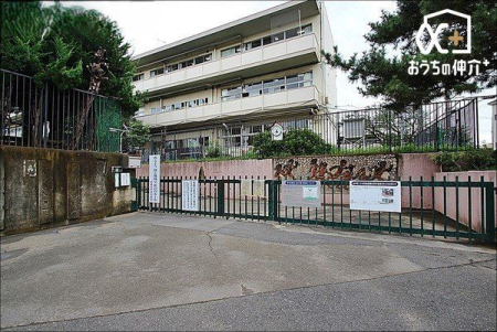 周辺環境 西東京市立谷戸第二小学校 徒歩11分。昭和47年設立。学ぶ喜び、集う喜び、伸びる喜びをつかむ子を教育目標として掲げています。 810m