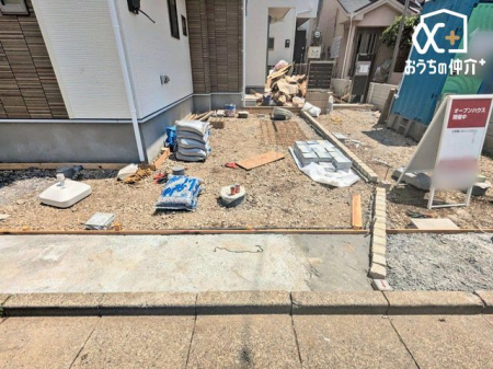  カースペースの様子。車通りの少ない前面道路でお車の出し入れもラクラクです。