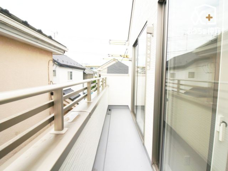 周辺環境 ファミリーマート西東京谷戸町店 徒歩8分。24時間営業なので急なお買い物にも便利です。お弁当やホットスナック、カフェなどドリンクも販売しています。駐車場：あり 600m
