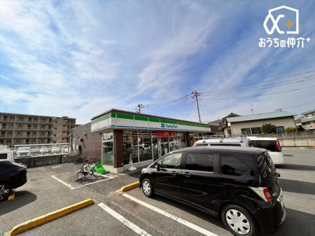 周辺環境 ファミリーマート富士見針ヶ谷二丁目店 徒歩2分。24時間営業のコンビニです。 140m