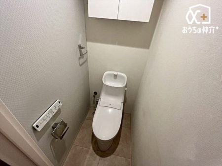 トイレ シンプルな内装のスッキリとしたトイレです。お手入れやお掃除が、簡単にできるシンプルなデザインのトイレです。