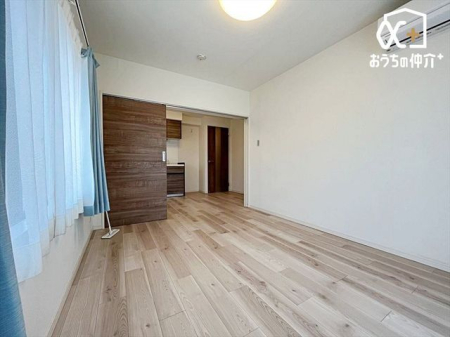 寝室 ダイニングキッチンに面した洋室です。2面採光で陽当たり良好。