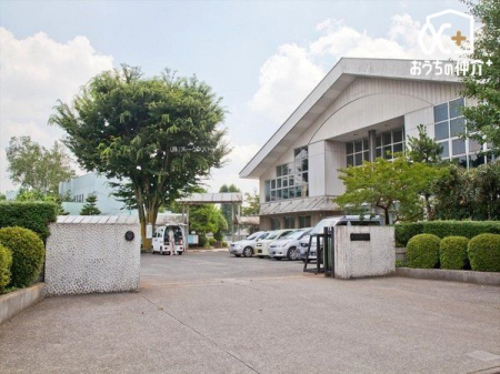 周辺環境 所沢市立明峰小学校 徒歩10分。西武新宿線「航空公園駅」が最寄りの小学校でございます。ご近所の評判も良いです！ 790m