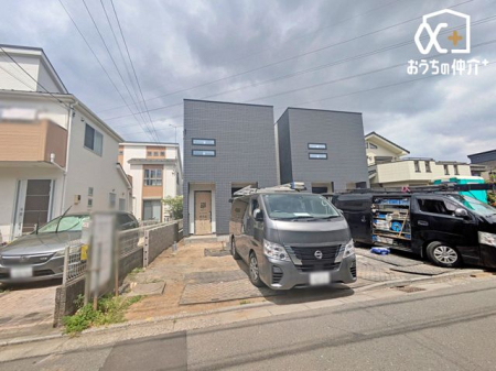 現地外観写真 戸建ならではの開放感と静かな住環境で、ゆとりある生活を実現！上下階の音を気にすることもなくゆったりお過ごしいただけます。