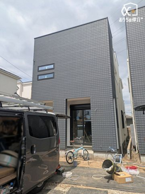 現地外観写真 周辺には商業施設が充実しており暮らしやすい住環境。