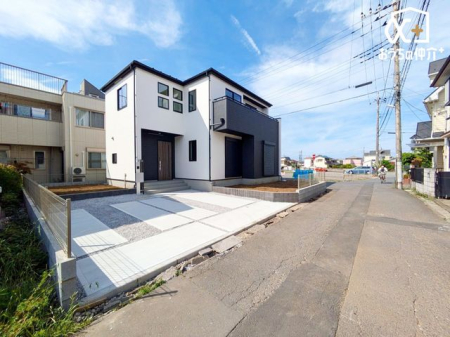 現地外観写真 車通りの少ない前面道路