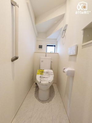 トイレ シンプルな内装のスッキリとしたトイレです。お手入れやお掃除が、簡単にできるシンプルなデザインのトイレです。