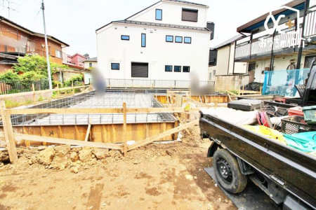  広々としたカースペース。前面道路も広く、お車の出し入れもスムーズに行えます。