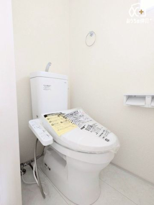 トイレ ～Toilet～毎日使う場所だからこそ、お手入れやお掃除が簡単なシンプルなデザインを採用しました。壁面に棚がございますのですっきり収納させることができます。