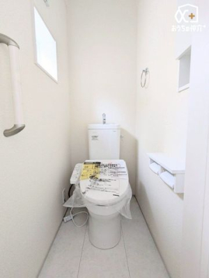 トイレ １階温水便座付きトイレの様子。小窓を空ける事で換気もしやすく、明るいトイレです！
