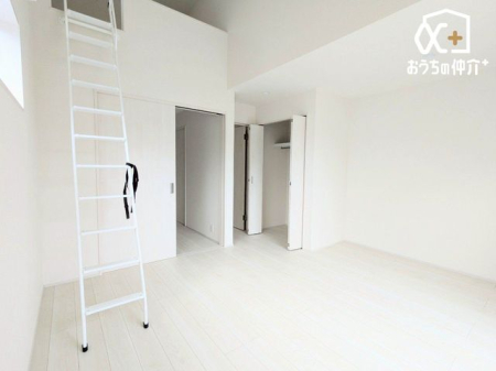 寝室 クローゼットも付いており、寝具・衣類等も豊富に収納可能な寝室です。