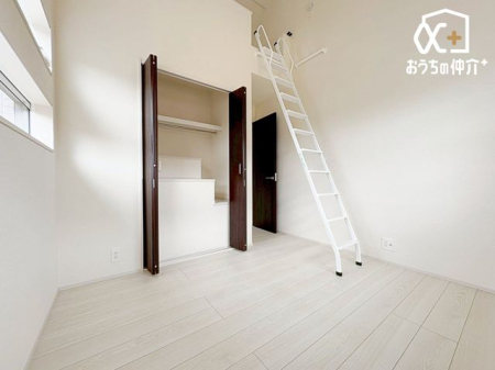 その他内観 洋室にはクローゼットも完備。お部屋もスッキリ片付きます。