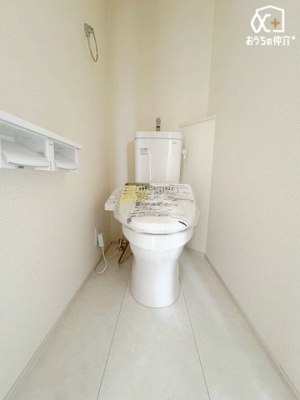 トイレ 2階の温水洗浄便座付トイレです。