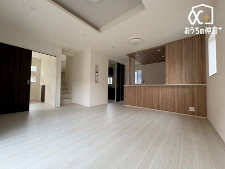 リビング ～Living～温かみのあるナチュラルテイストのLDK。のんびりくつろぐソファや、お食事を楽しむダイニングセットを置いても圧迫感はありません。
