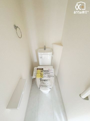 トイレ シンプルな内装のスッキリとした1階トイレです。