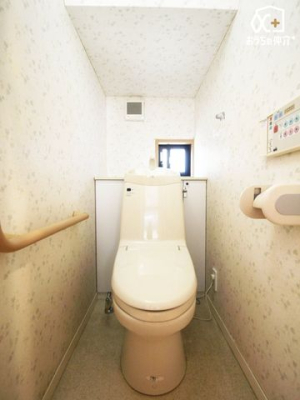 トイレ １階温水便座付きトイレの様子。小窓を空ける事で換気もしやすく、明るいトイレです！