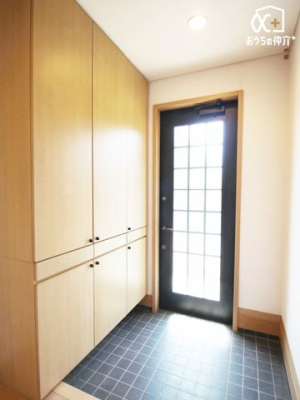 玄関 備え付けのシューズボックスがあり、靴や小物をしっかり収納でき、玄関がスッキリ整い、毎日の身支度が快適になります。