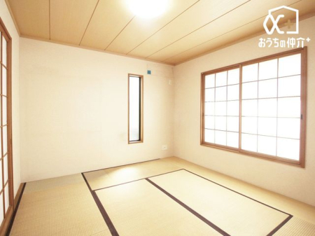 その他内観 リラックス効果のある「和室」にはたくさんのメリットが！横になってくつろいだり、洗濯物を畳んだり、来客があってもお布団を敷けば客間として使え、幅広い用途で使えるので重宝しそうですね。