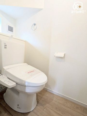 トイレ 小窓のある2階の温水洗浄便座付トイレです。