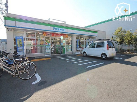 周辺環境 ファミリーマート石神井台二丁目店 徒歩10分。24時間営業なので急なお買い物にも便利です。公共料金の支払いや宅配便の荷受け、荷物の受け取りにも利用できます。 790m