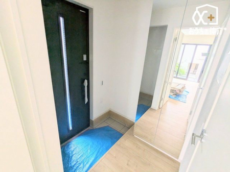 玄関 姿見付きのシューズボックスで、靴や小物をしっかり収納しながら、お出かけ前の全身チェックもスムーズに。玄関がスッキリ整い、毎日の身支度が快適になります。