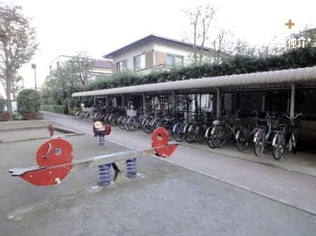 その他 駐輪場は屋根付きで雨の日でも濡れることなく安心です。また、夏は暑い陽射しからも劣化を守ってくれます。