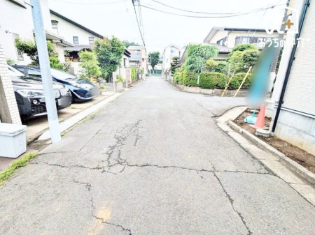 現地外観写真 西側前面道路は約5.0ｍの公道です。