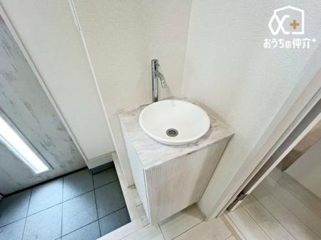 周辺環境 イオンモール東久留米 徒歩5分。1階から3階までのフロアー構成　店舗数約120出店　駐車場1660台　食品フロアは9：00～23：00営業中です。 350m