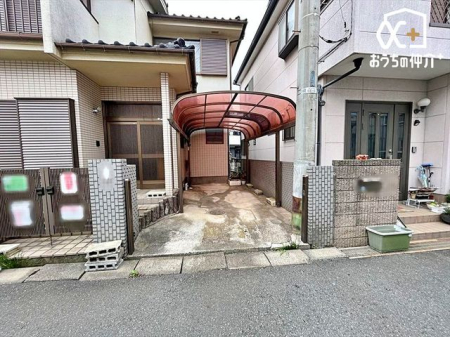  風雨からお車を守ってくれるビルトインカーポートです。