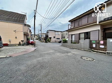 現地外観写真 車通りの少ない落ち着いた環境。お車の出し入れも落ち着いてできる、ゆったりとした環境です。現地にて是非環境をお確かめください。