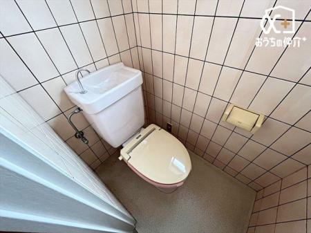 トイレ シンプルな内装のスッキリとしたトイレです。お手入れやお掃除が、簡単にできるシンプルなデザインのトイレです。