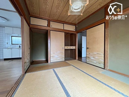 その他内観 玄関とLDKに面した和室は癒しの空間です。