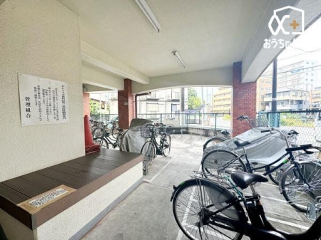 その他 駐輪場は雨でも安心の屋根付き