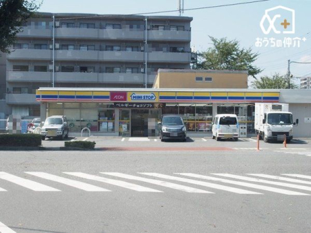 周辺環境 ミニストップ所沢美原町店 徒歩8分。24時間営業なので、急なお買い物にも便利です。飲食物や軽い日用品を販売しております。駐車場；有 620m