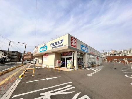 周辺環境 ウエルシア富士見鶴瀬駅西口店 徒歩2分。24時間営業のドラッグストアです。 140m
