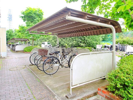 その他 駐輪場は屋根付きで雨の日でも濡れることなく安心です。また、夏は暑い陽射しからも劣化を守ってくれます。