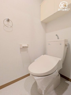 トイレ ～Toilet～毎日使う場所だからこそ、お手入れやお掃除が簡単なシンプルなデザインを採用しました。壁面に棚がございますのですっきり収納させることができます。