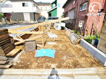  カースペースの様子。車通りの少ない前面道路でお車の出し入れもラクラクです。
