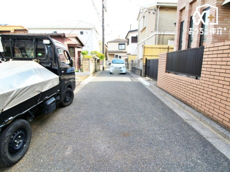 現地外観写真 車通りの少ない落ち着いた住環境です。