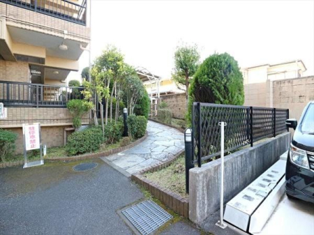 その他 綺麗に手入れされた植栽のある通路